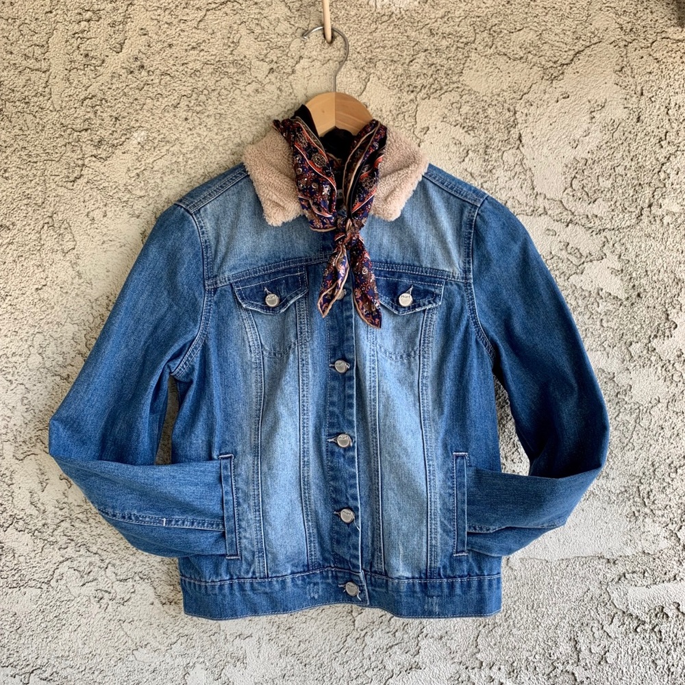 Medium Wash Denim Button Up Jacket w/ Lined Collar